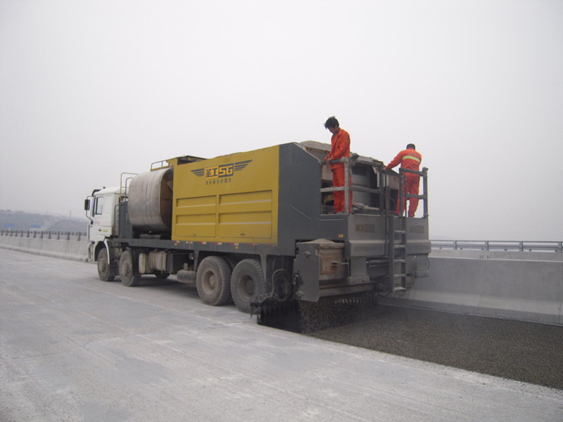 碎石封層施工現(xiàn)場